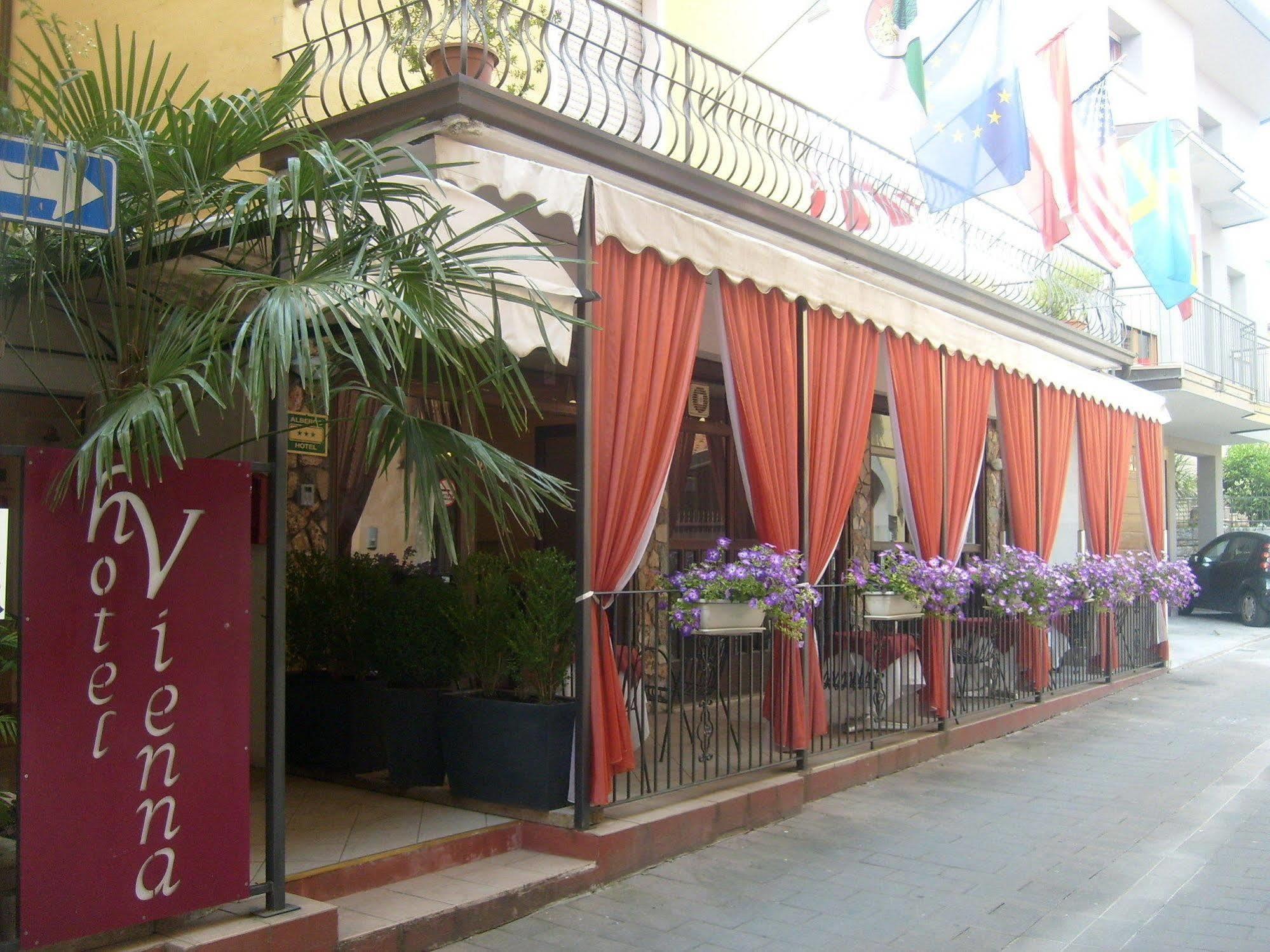 Hotel Vienna 托斯科拉诺-马德尔诺 外观 照片